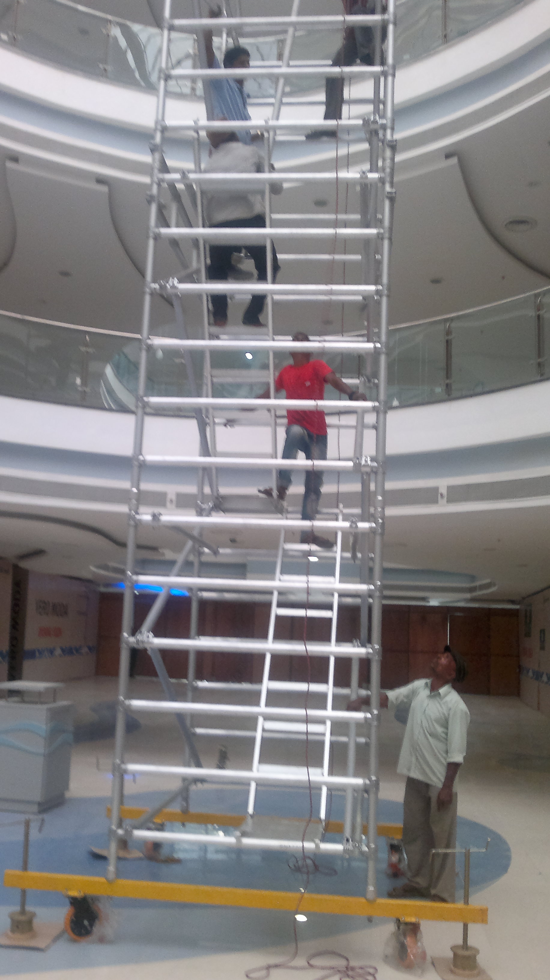 Foto de Crystal Aluminium Mobile Scaffolding Towers / Ladders